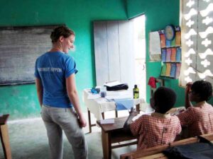 american volunteer teacher in ghana africa vigs